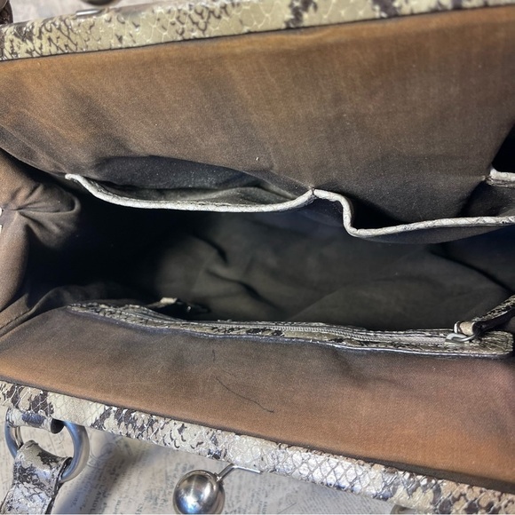 Kenneth Cole Snake Embossed Leather Bag with Kiss-lock Closure - Picture 8 of 13